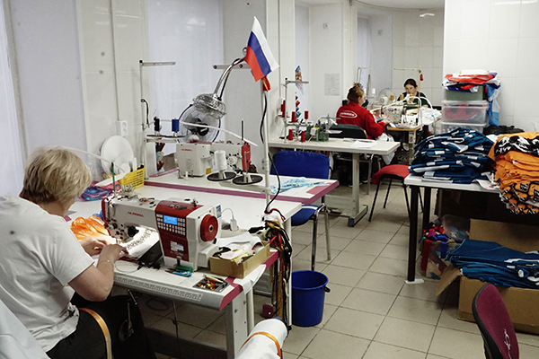 Швейный цех с персоналом за пошивом рекламной продукции