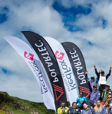 Флаги-виндеры типа Парус с логотипами над зрителями на фоне неба