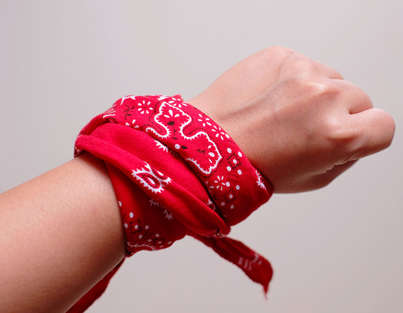 Красная бандана, повязанная на руку
