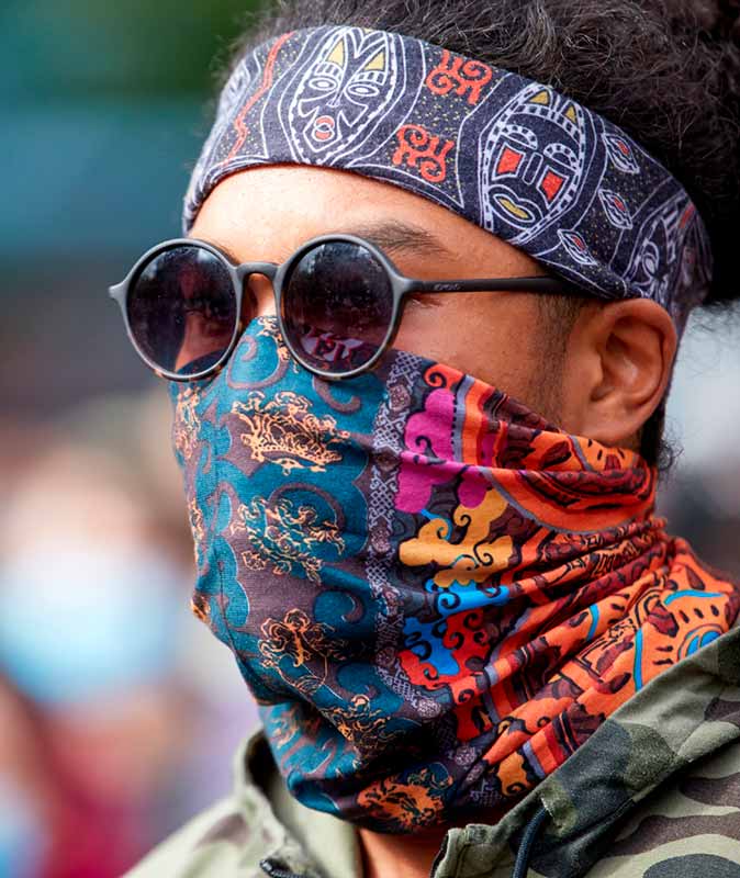 Бандана труба с узорчатым принтом на голове мужчины