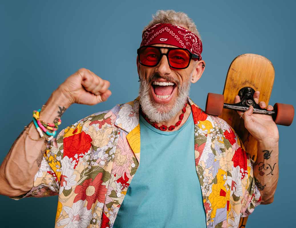 Красная, узорчатая бандана бафф на голове мужчины