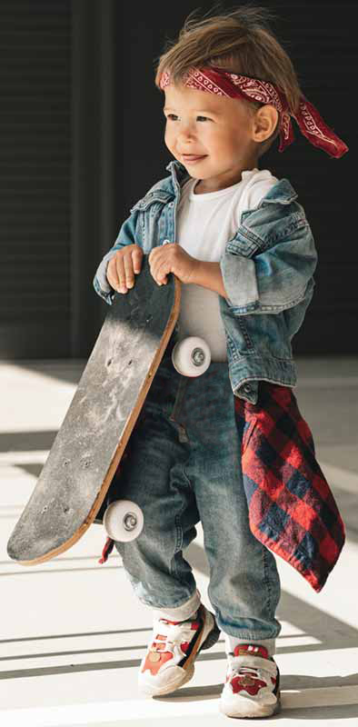 Бандана с сине-красными клетками на поясе у мальчика