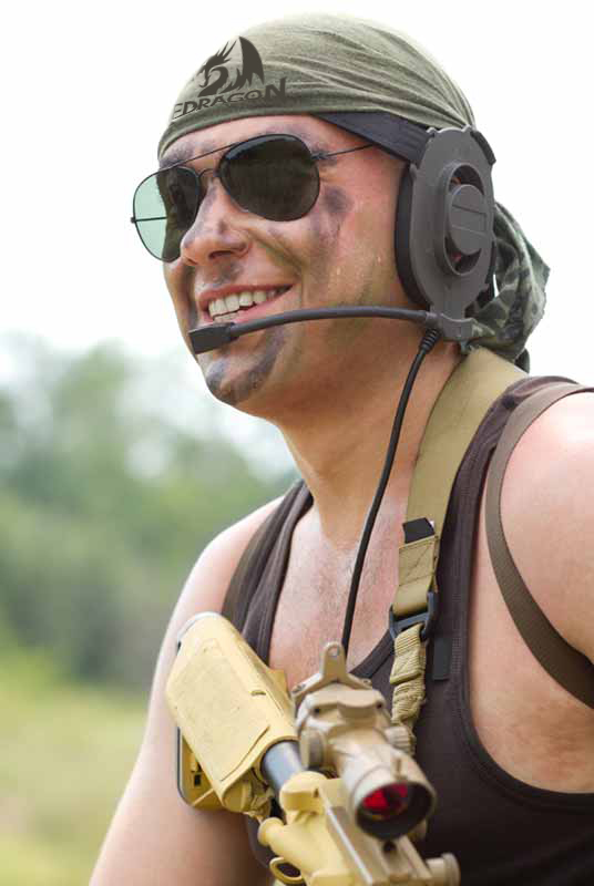 Бандана цвета хаки с логотипом в виде дракона на голове мужчины