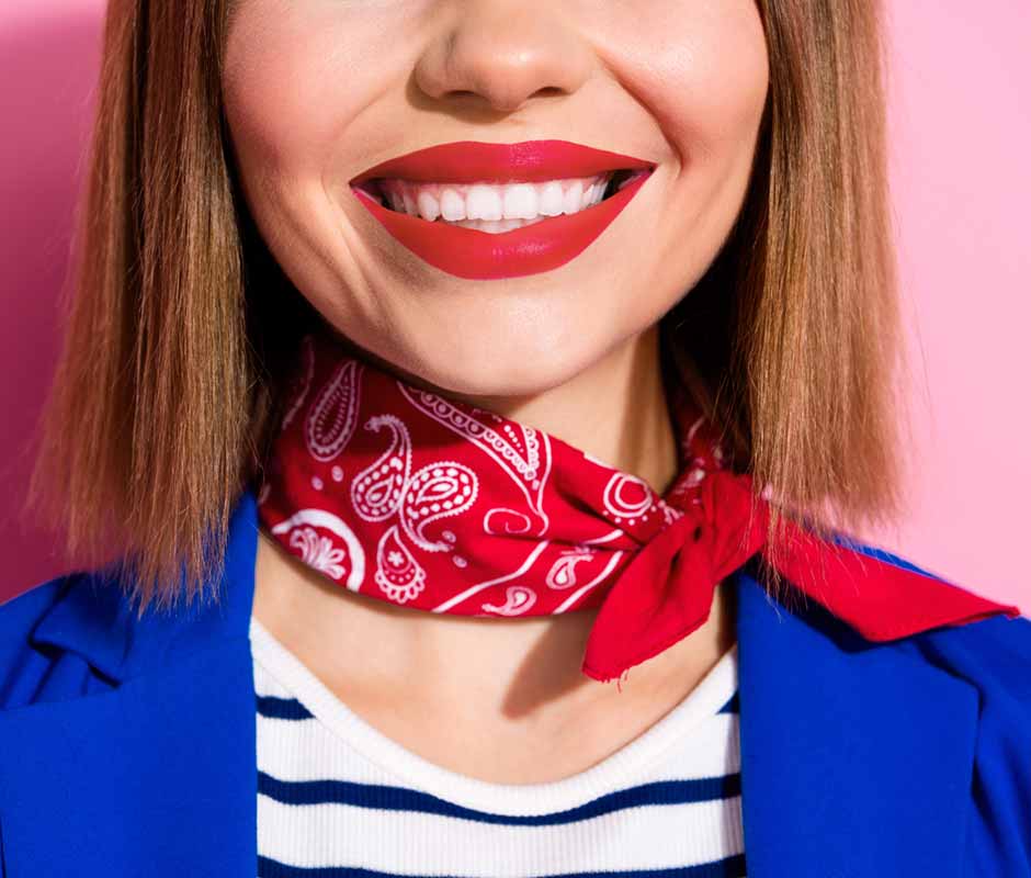 Красная бандана повязана как шарф на шее женщины