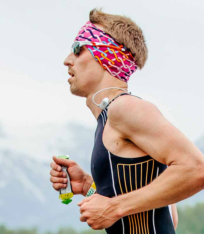 Бегун с красной банданой на голове