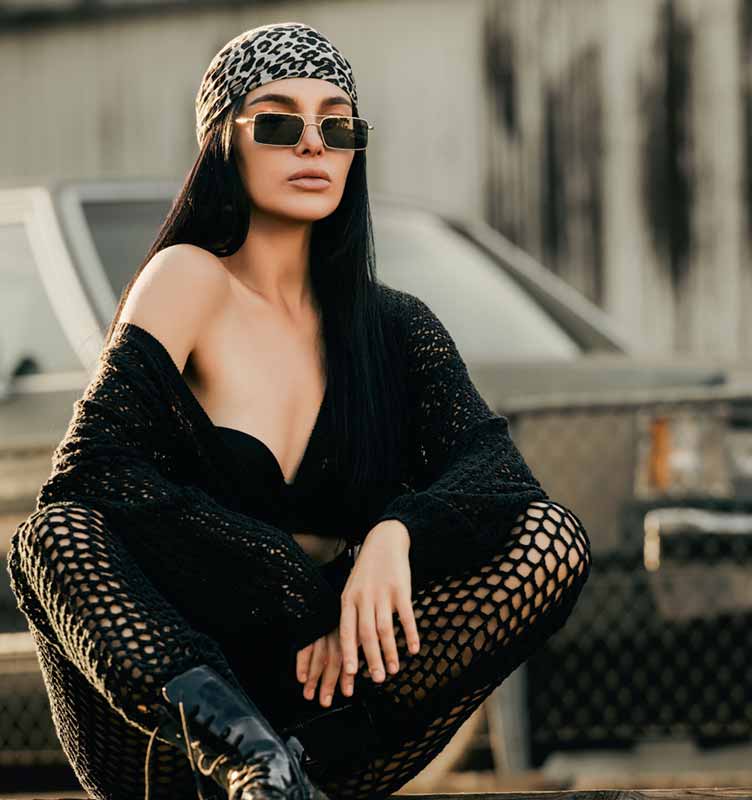 Женщина в модной одежде в бандане с черно-белым рисунком