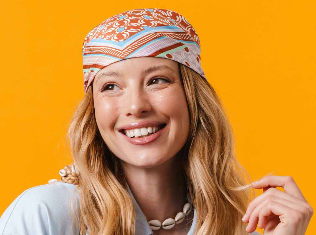 Бандана Классика из мокрого шелка с рисунком на голове девушки