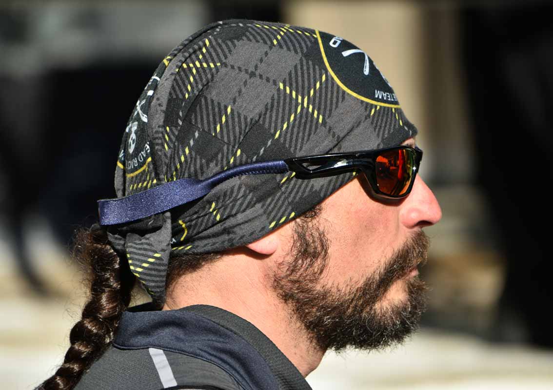 Бандана Классика из габардина, на голове мужчины