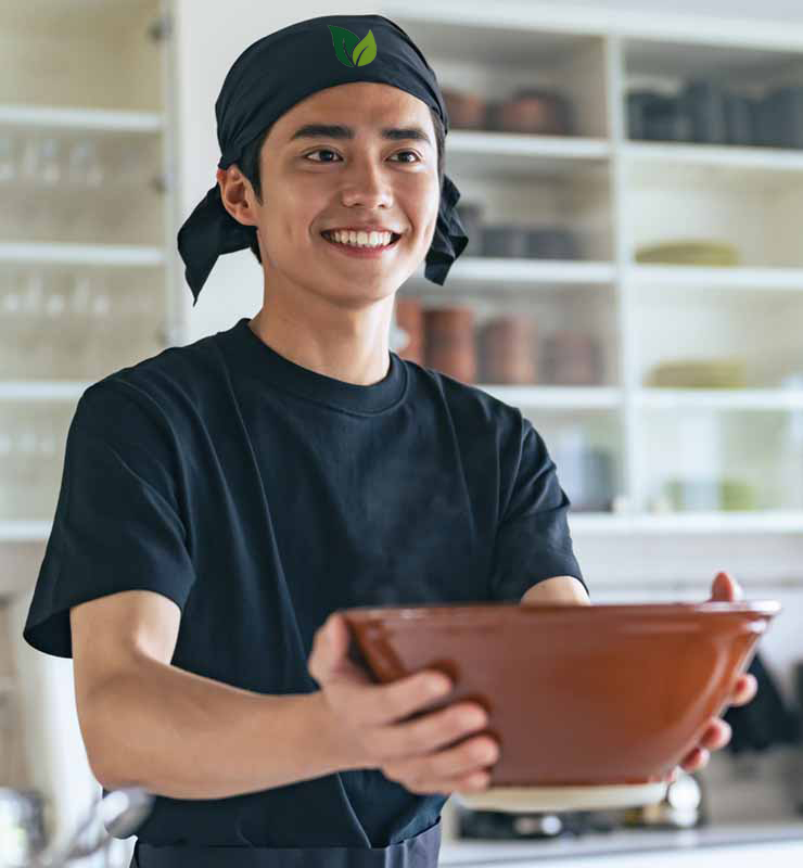 Черная бандана с логотипов на голове повара