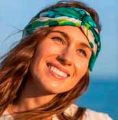 Зеленая бандана, завязанная узлом на лбу женщины