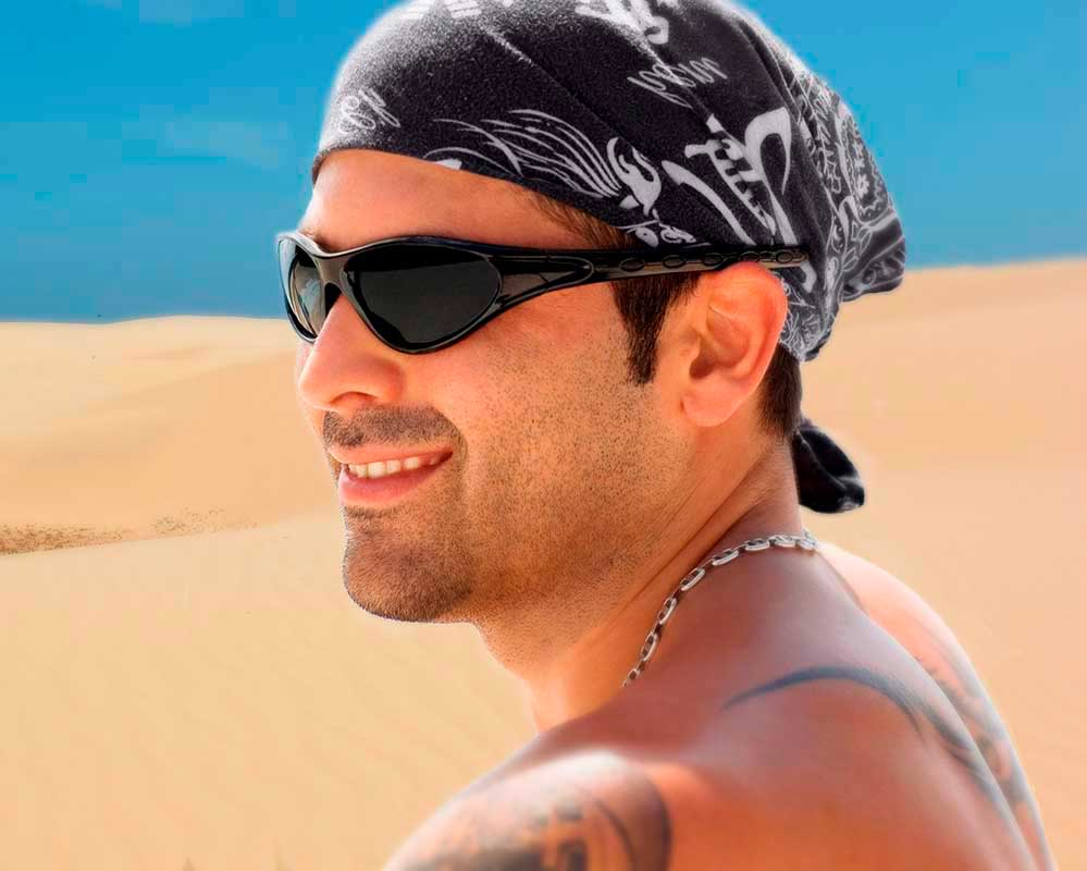 Бандана классического покроя с напечатанными логотипами на голове байкера