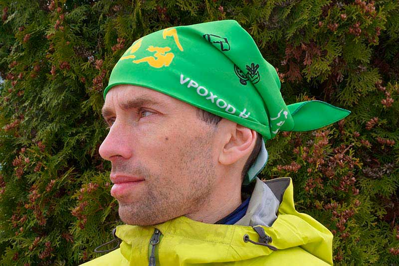 Бандана с клубной символикой и хорошо читающимся логотипом: на голове в профиль