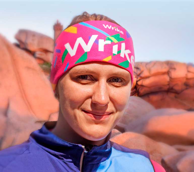 Брендированная флисовая бандана-повязка на голове в профиль