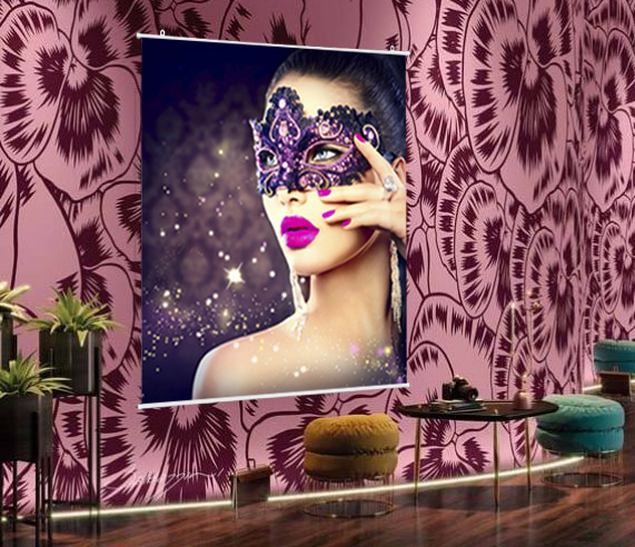 Тканевый рекламный баннер подвешен вдоль стены, в помещении, на белом пластиковом подвесе с ушками