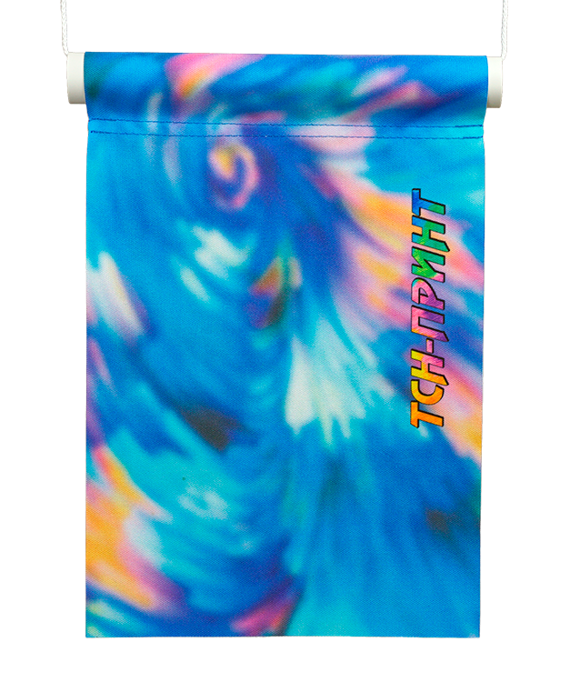 Баннер, подвешенный на пластиковой трубе диаметром 25 мм с помощью шнура, продетого сквозь трубу