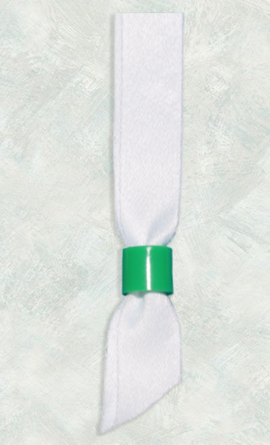 Фиксатор для контрольного тканевого браслета зеленого цвета