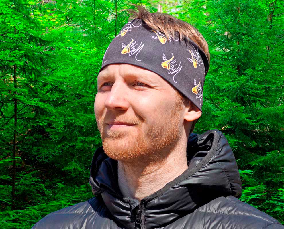 Бесшовный бафф-труба с печатью логотипов по всему крою на голове спортсмена