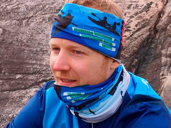 Сшивной однослойный бафф с печатью рисунка по всему крою на голове туриста