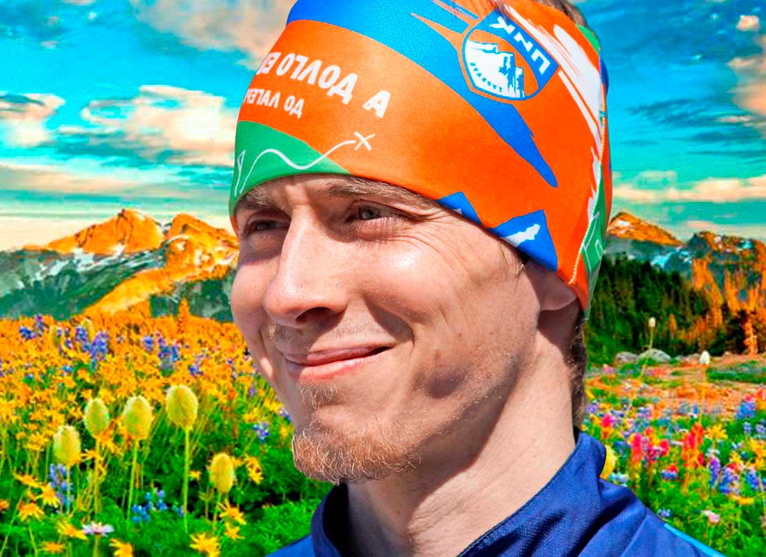 Двухслойный сшивной бафф из бифлекса с печатью логотипов на голове туриста.