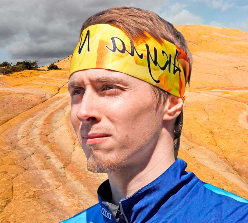 Бафф в виде тканевой двухслойной полосы из бифлекса с логотипами на голове туриста