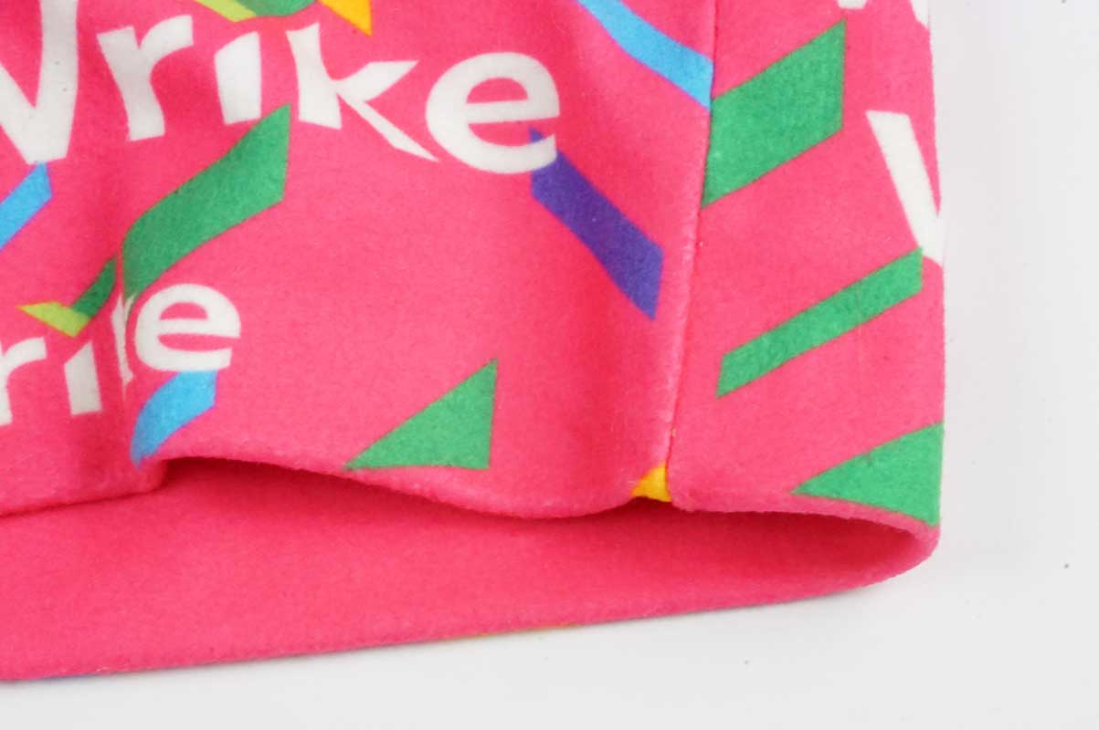 Фото края розового бафф-шарфа из флиса, сшитого внутренним оверлоком