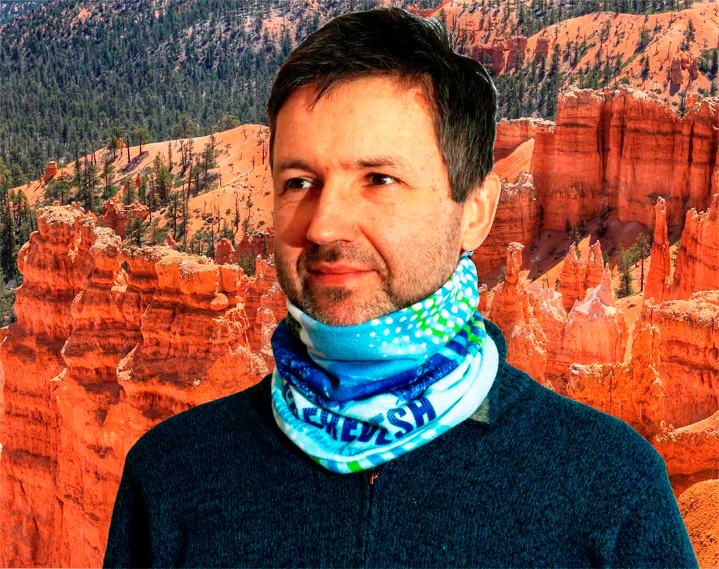 Бафф-шарф из двухслойного флиса с логотипами на шее туриста