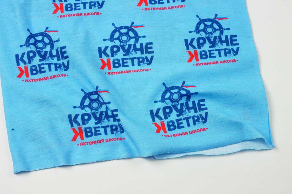 Фото принта и обрезки нижнего края на бесшовном Баффе из такни Джерси