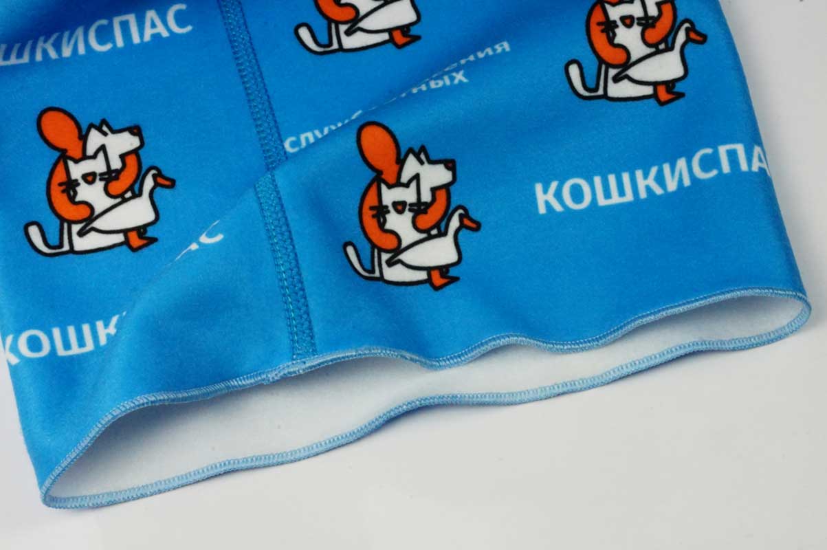 Фото нижнего края, обработанного оверлоком и продольного плоского шва.