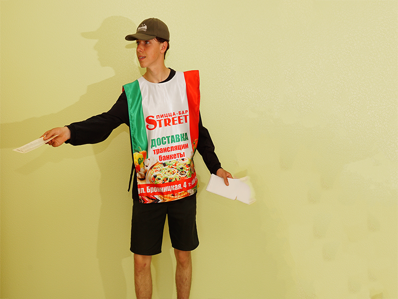 Промоутер в яркой накидке с полноцветной печатью по всему крою.