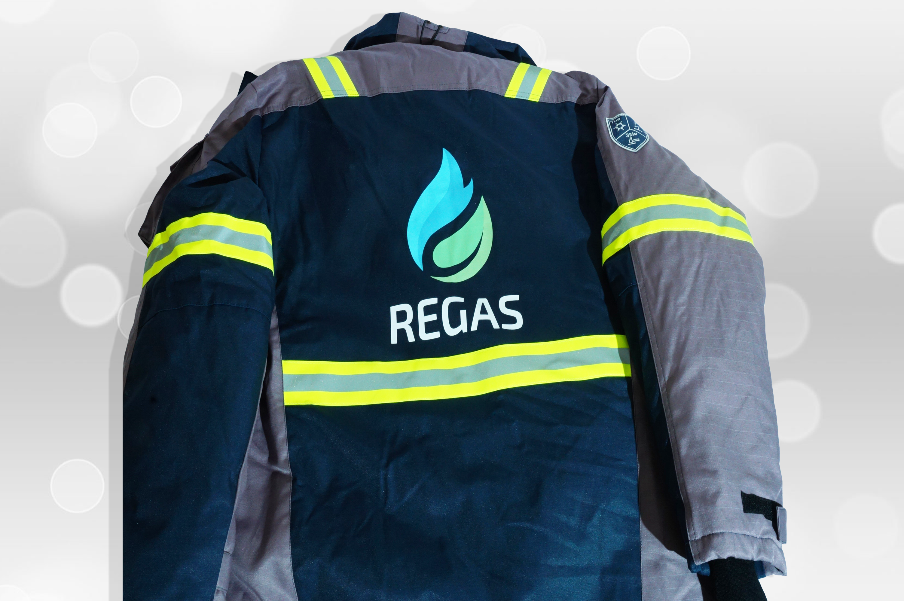 Рабочая куртка с нанесением логотипа компании способом термопечати.