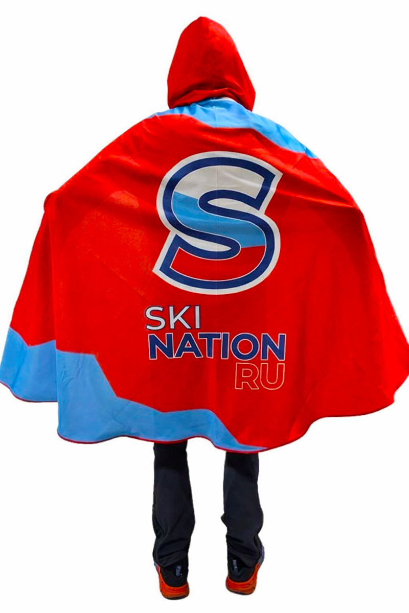 Болельщик с накинутым на спину сине-красным флагом в виде мантии с капюшоном, с логотипом S