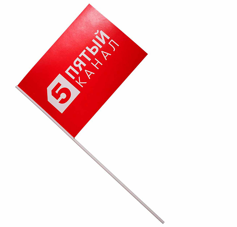 Красный бумажный флажок на палочке с логотипом 5 ТВ канала