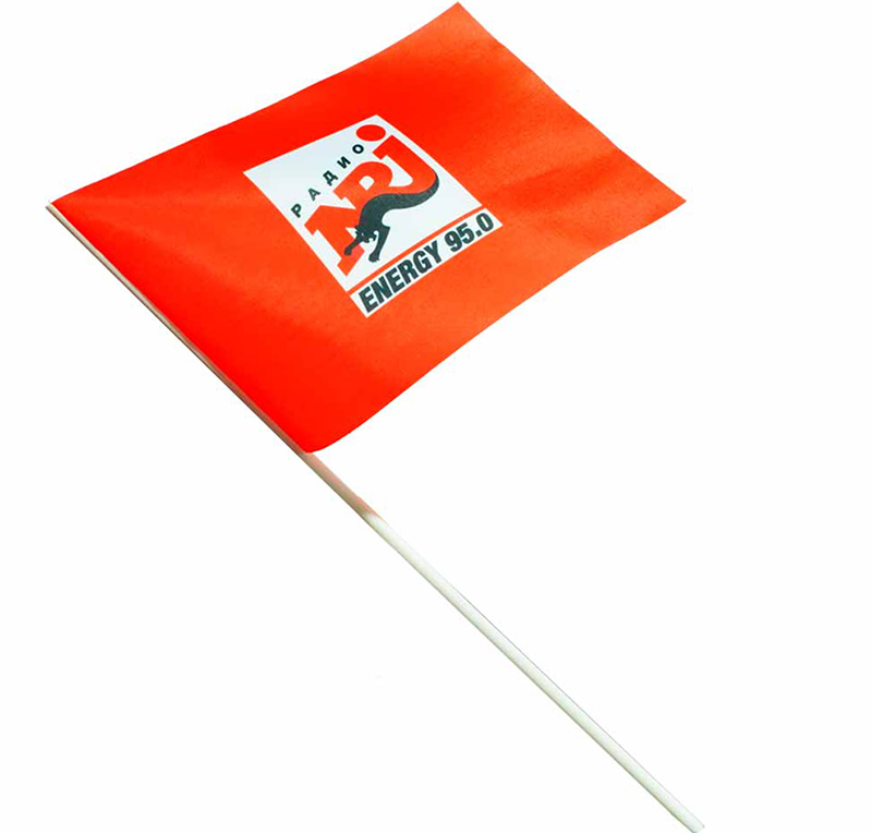 Красный бумажный флажок на палочке с логотипом радио Энерджи