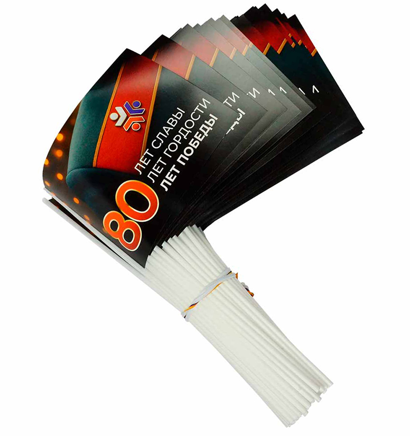 Черный бумажный флажок с красным логотипом и матовым ламинированием, на палочке