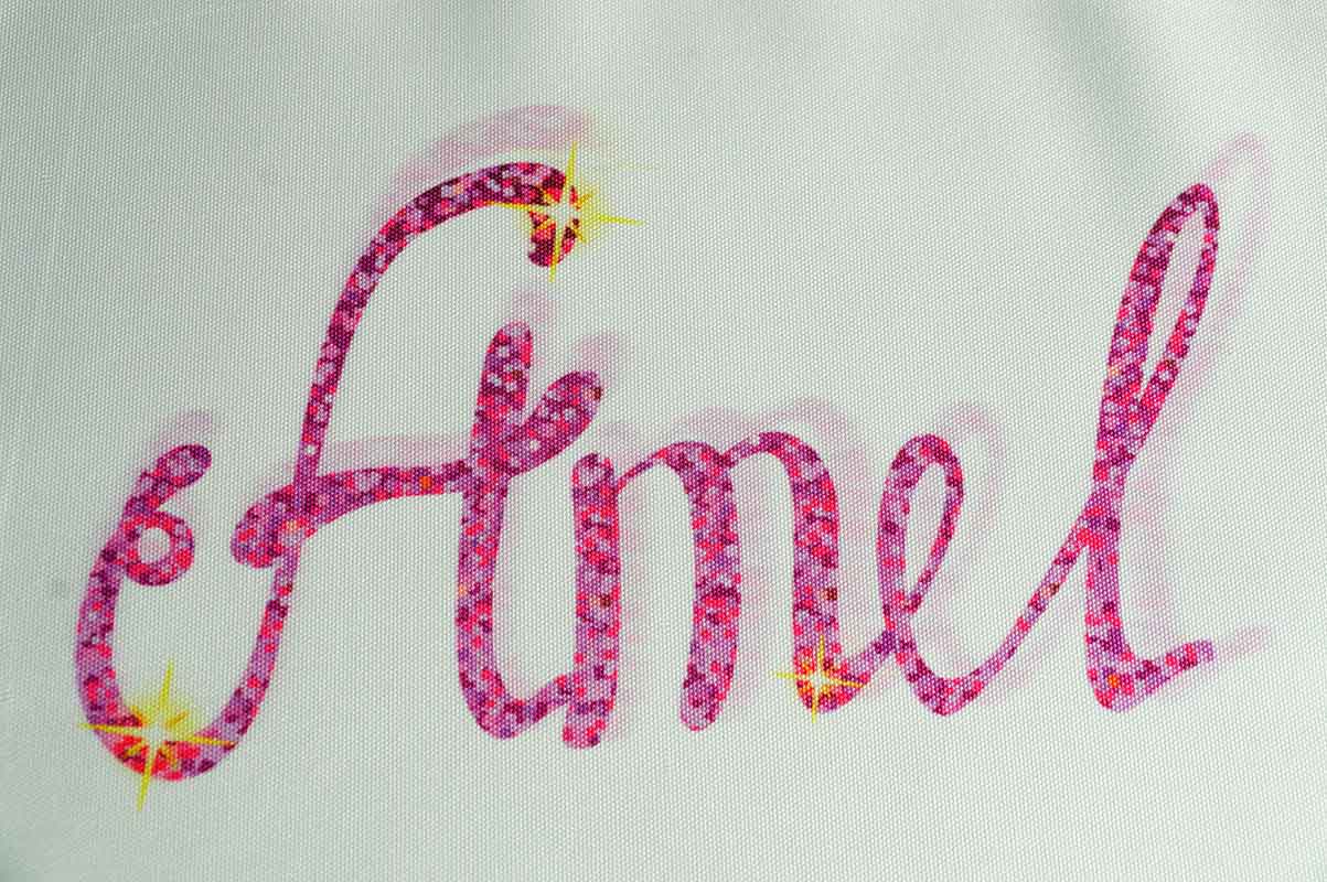 Смазанный отпечаток красивой фиолетовой надписи на флажной ткани