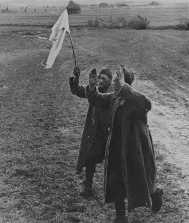 Два солдата сдаются в плен с белым флагом.