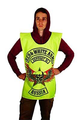 Работник в яркой, лимонно-желтой накидке, с большим красно-черным принтом на груди