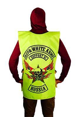 Работник в яркой, лимонно-желтой накидке, с большим красно-черным принтом на спине