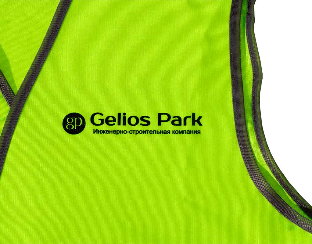 Крупный фрагмент, груди лимонно-желтого жилета, с маленьким черным логотипом