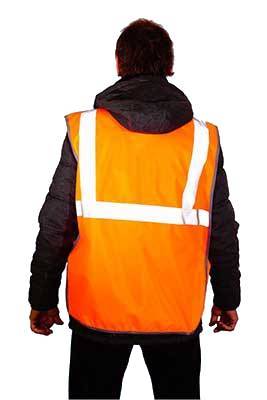 Рабочий в ярком, оранжевом жилете, с регулируемыми застежками по бокам, вид сзади