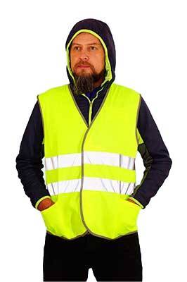 Строитель, в лимонно-желтом жилете с карманом и двумя светоотражающими полосами, вид спереди