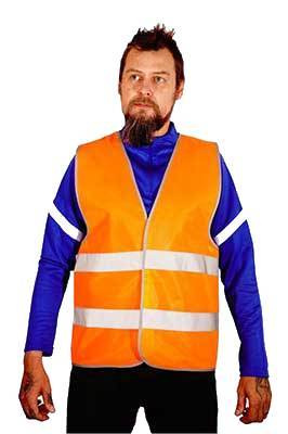 Строитель, в оранжевом сигнальном жилете с двумя светоотражающими полосами, вид спереди