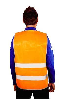 Строитель в оранжевом сигнальном жилете с двумя светоотражающими полосами, вид сзади