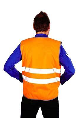 Строитель, в ярко-оранжевом жилете с карманом и двумя светоотражающими полосами, вид сзади