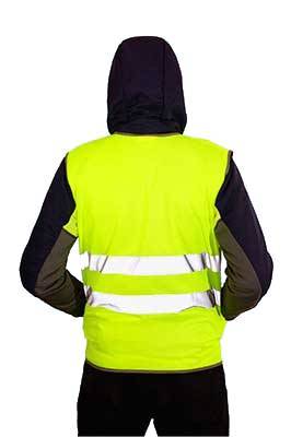 Строитель, в лимонно-желтом жилете с карманом и двумя светоотражающими полосами, вид сзади