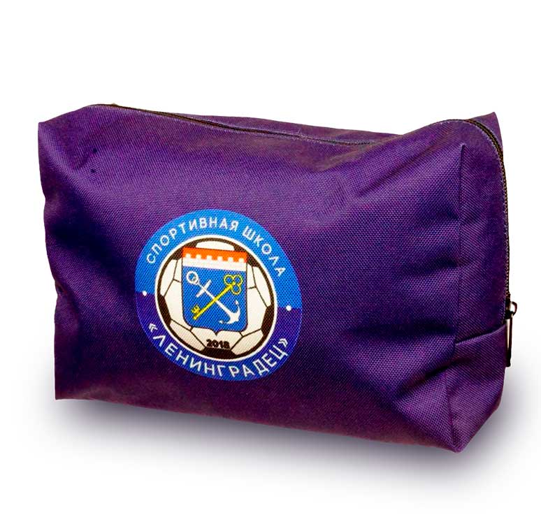 Темно-синяя косметичка из оксфорда, с круглым, бело-голубым логотипом футбольного клуба.