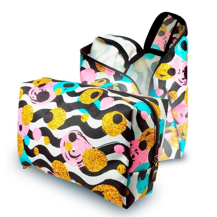 Косметичка с рисунком из черных волн, желтых и розовых кругов, в закрытом и открытом виде.