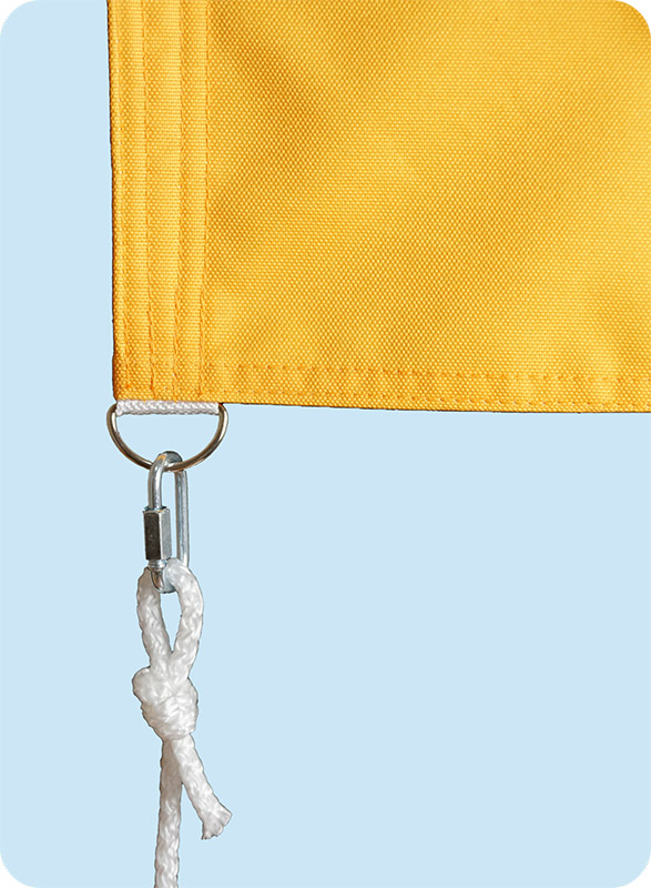 Нижний угол флага, с металлическим полукольцом и карабином, с продетым в него шнуром