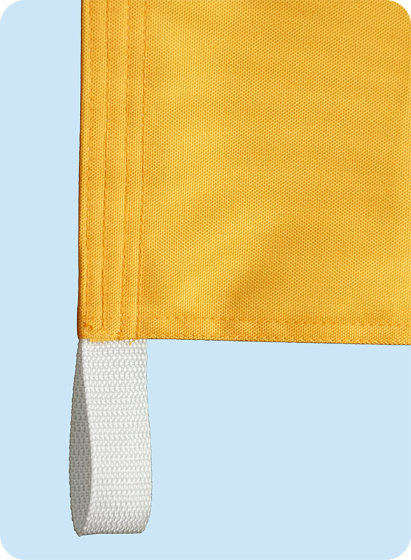 Угол оранжевого флага с петлей из стропы на нижнем левом углу