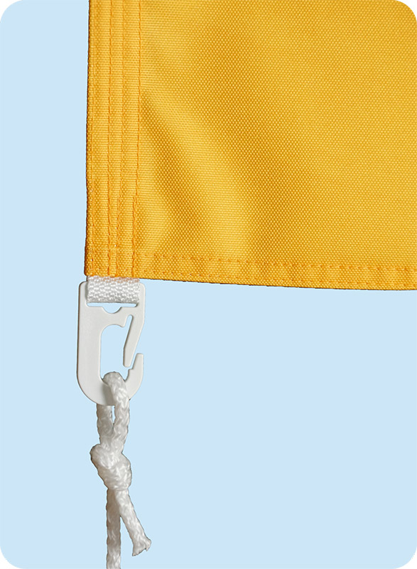 Угол оранжевого флага с белым пластиковым карабином и привязанным к нему шнуром